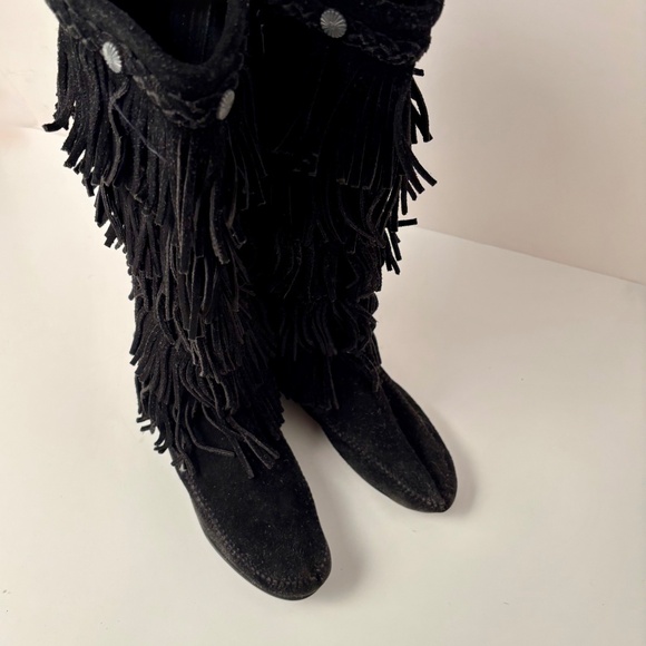 Minnetonka 5-Layer Fringe Suede Moccasin Boots – Boho Mid-Calf Style - Festival - Picture 1 of 9